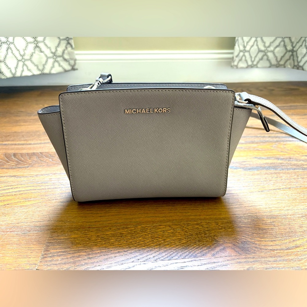 Michael Kors Gray Crossbody Bag with Sleek Design